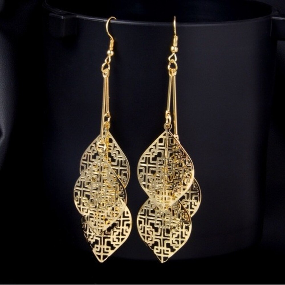 Gold triple leaf drop earrings with geometric design. Metal alloy. Jewelry - Picture 6 of 7